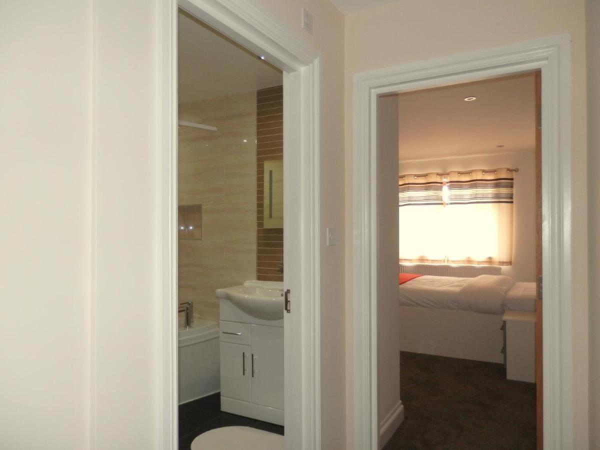 Bed and Breakfast Heathrow Travellers Hub Hounslow Esterno foto