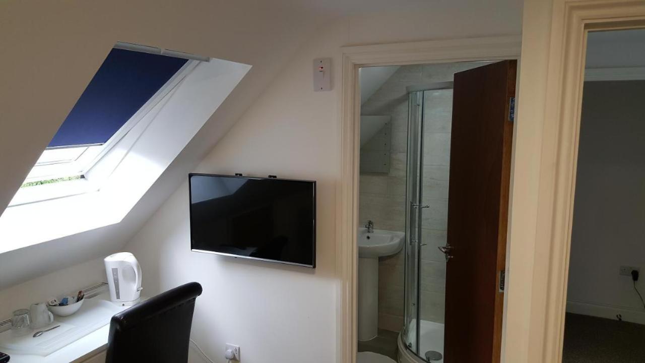 Bed and Breakfast Heathrow Travellers Hub Hounslow Esterno foto