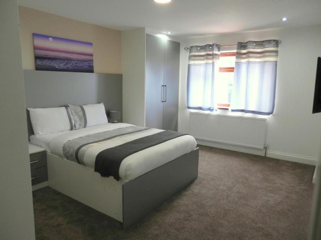 Bed and Breakfast Heathrow Travellers Hub Hounslow Esterno foto