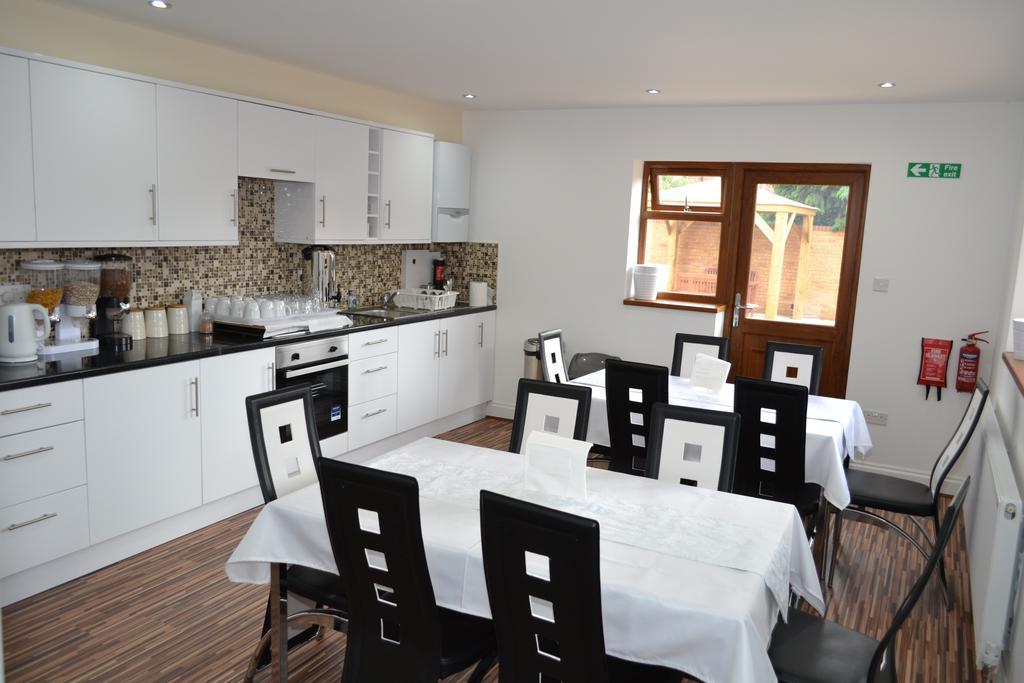 Bed and Breakfast Heathrow Travellers Hub Hounslow Esterno foto