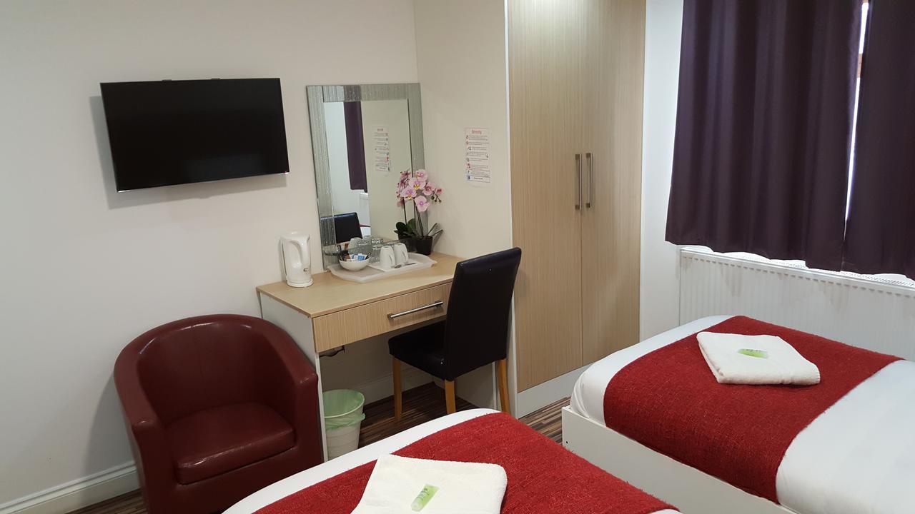 Bed and Breakfast Heathrow Travellers Hub Hounslow Esterno foto