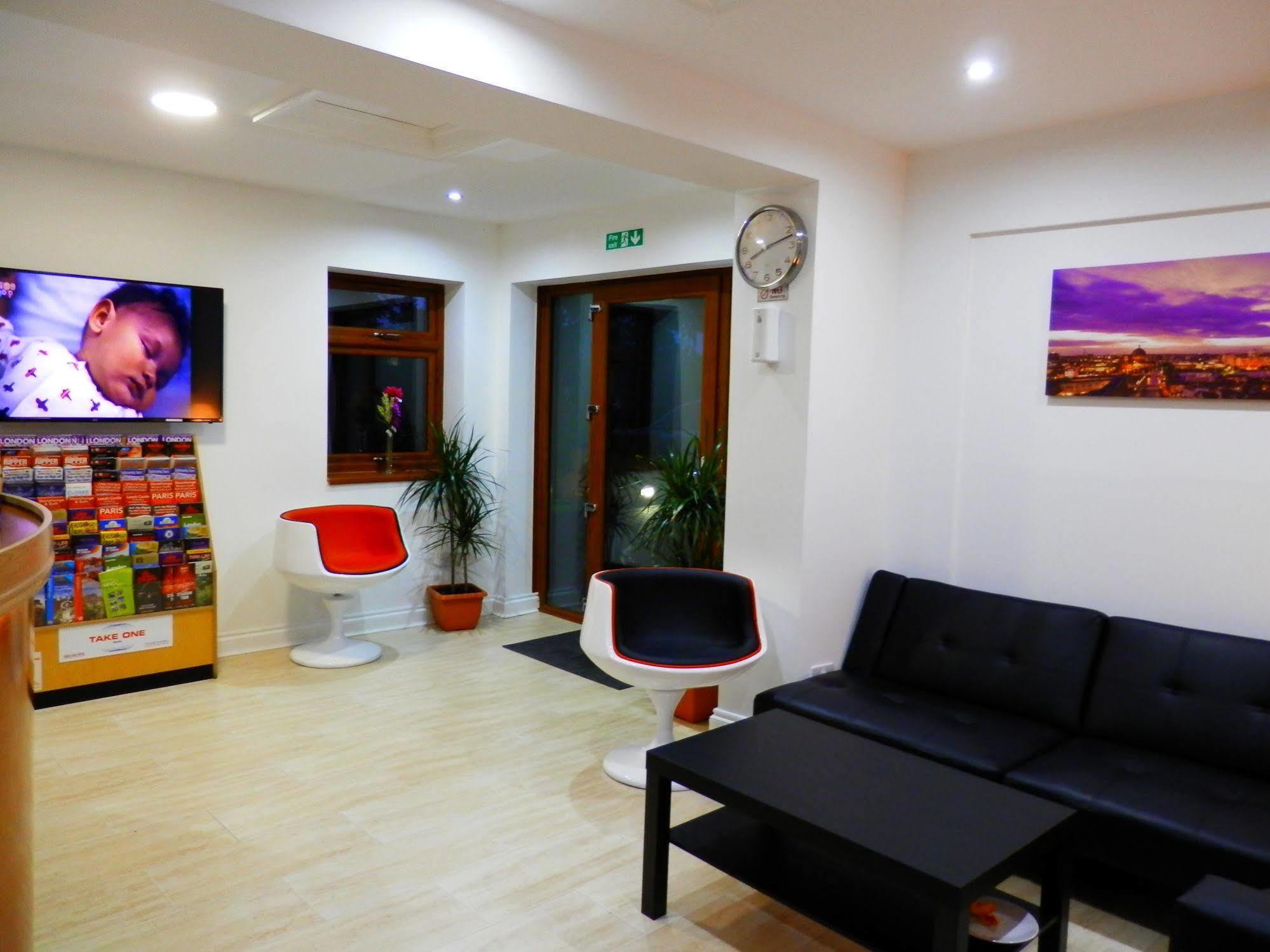Bed and Breakfast Heathrow Travellers Hub Hounslow Esterno foto