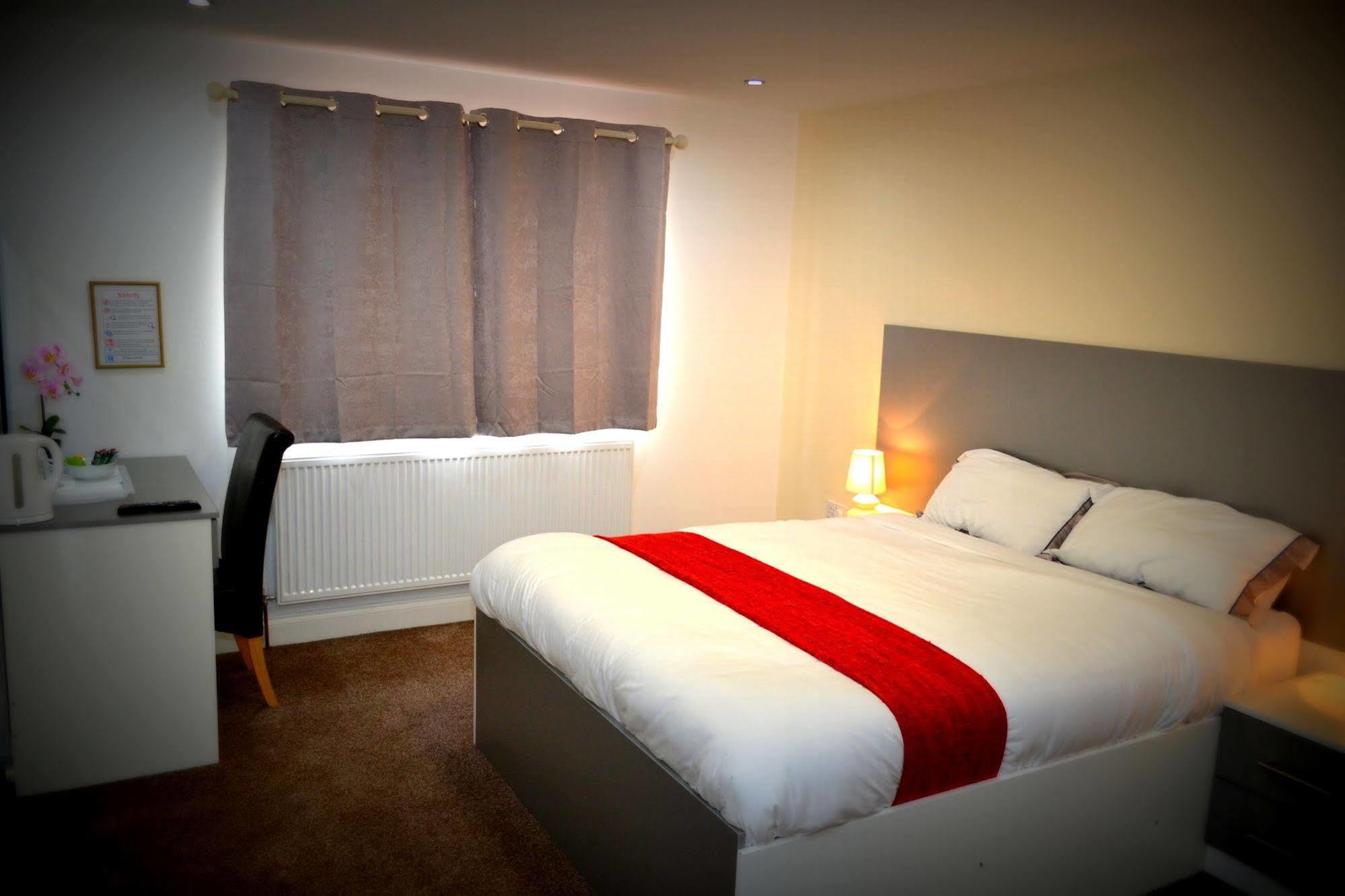 Bed and Breakfast Heathrow Travellers Hub Hounslow Esterno foto