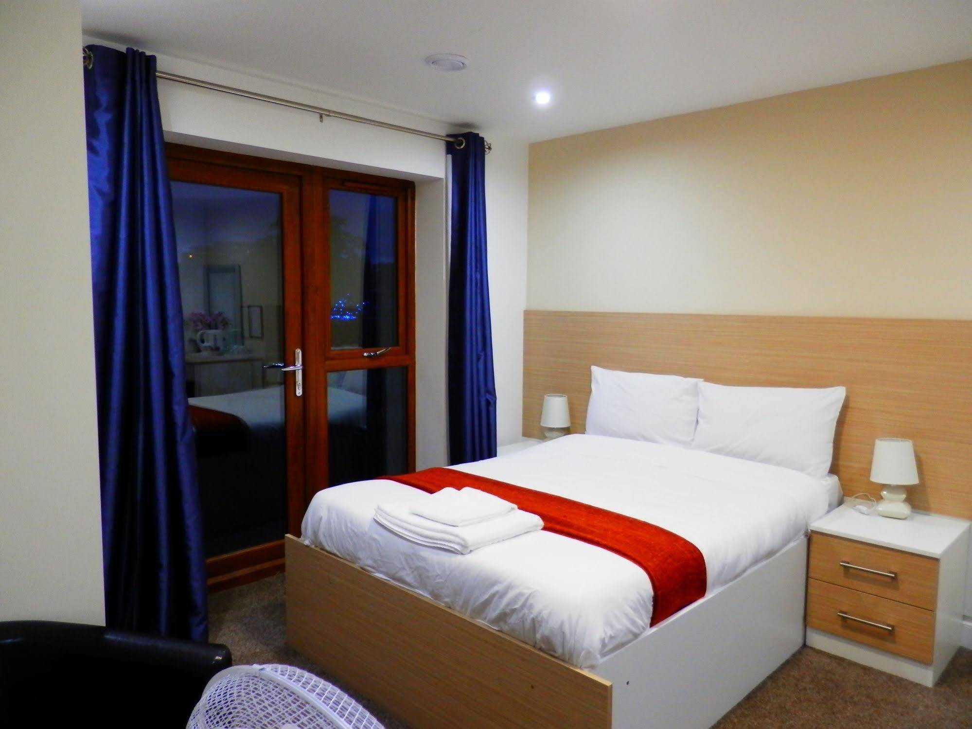 Bed and Breakfast Heathrow Travellers Hub Hounslow Esterno foto