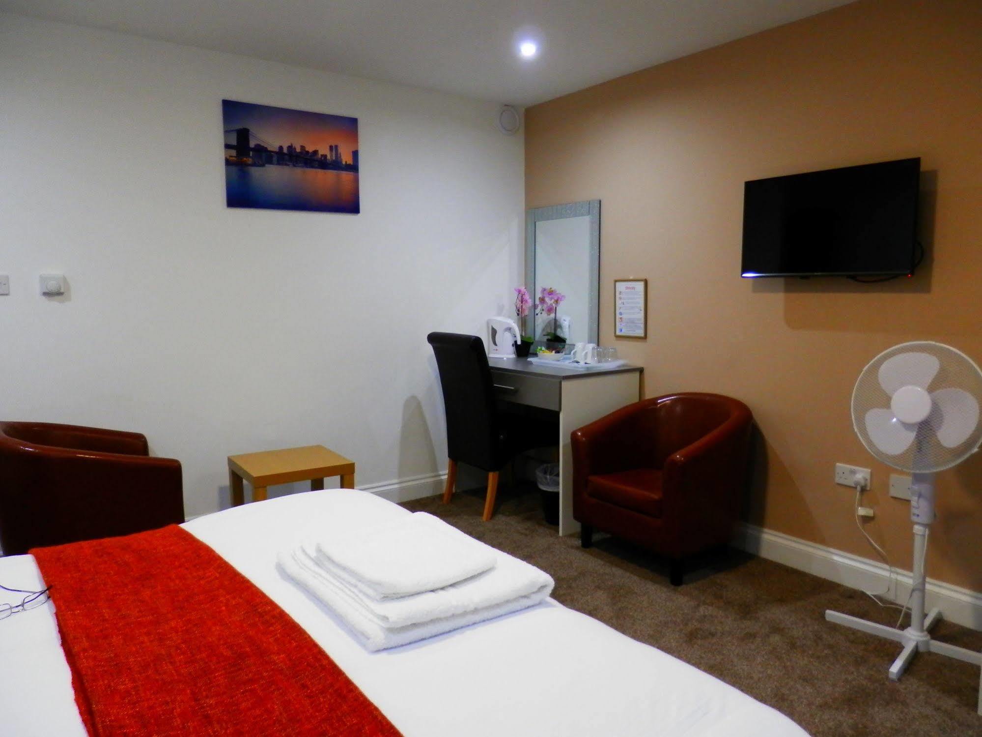Bed and Breakfast Heathrow Travellers Hub Hounslow Esterno foto