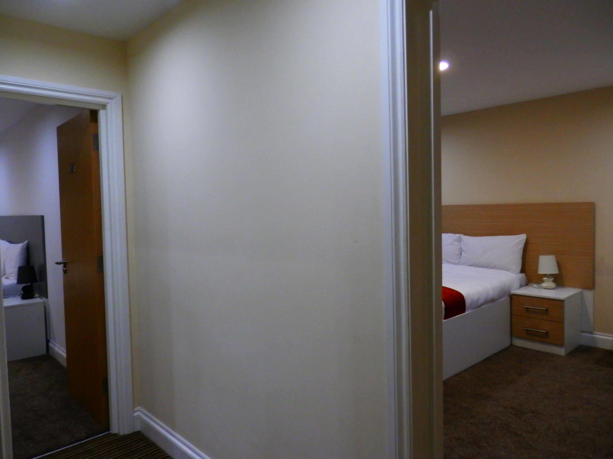 Bed and Breakfast Heathrow Travellers Hub Hounslow Esterno foto