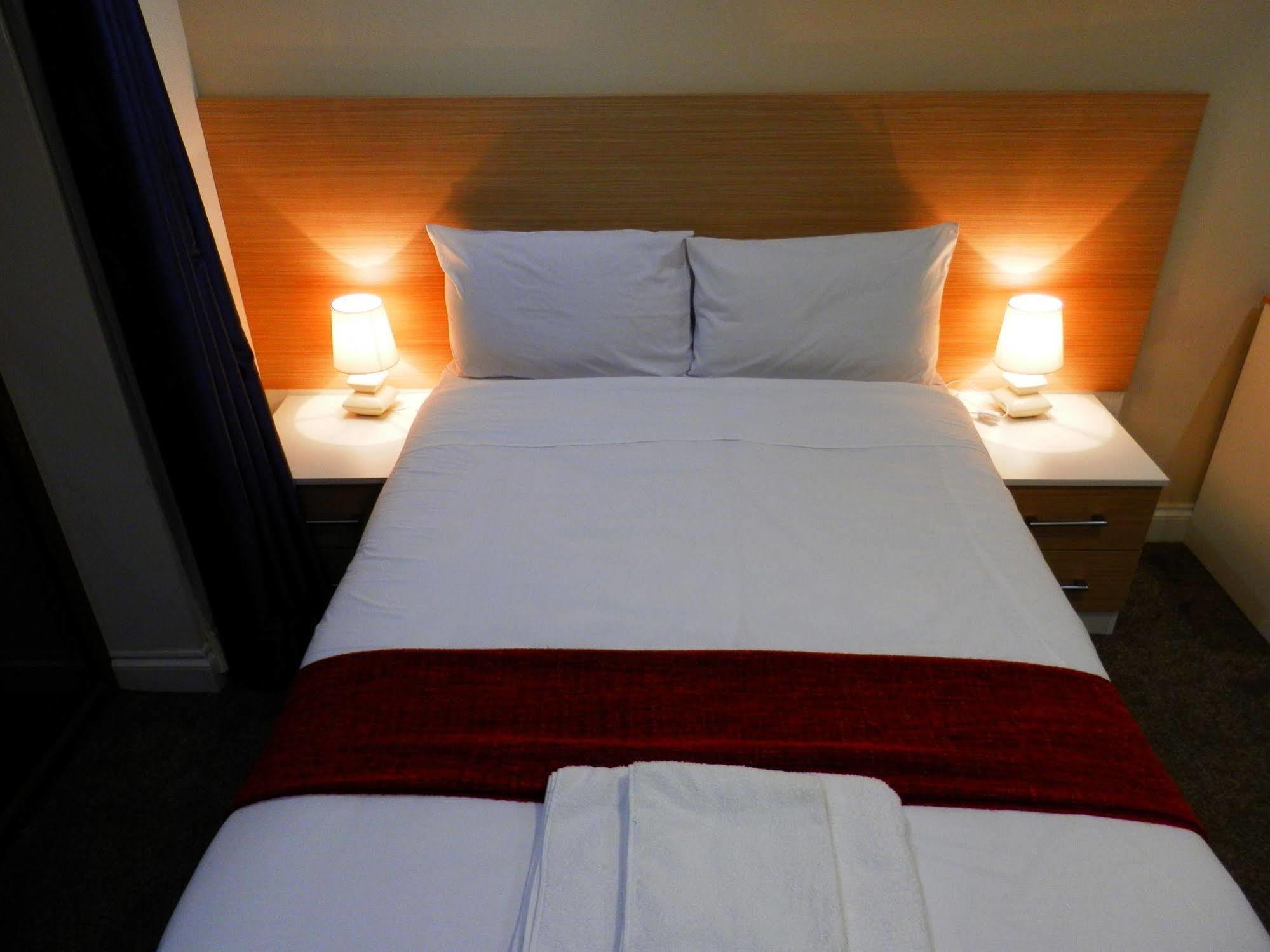 Bed and Breakfast Heathrow Travellers Hub Hounslow Esterno foto