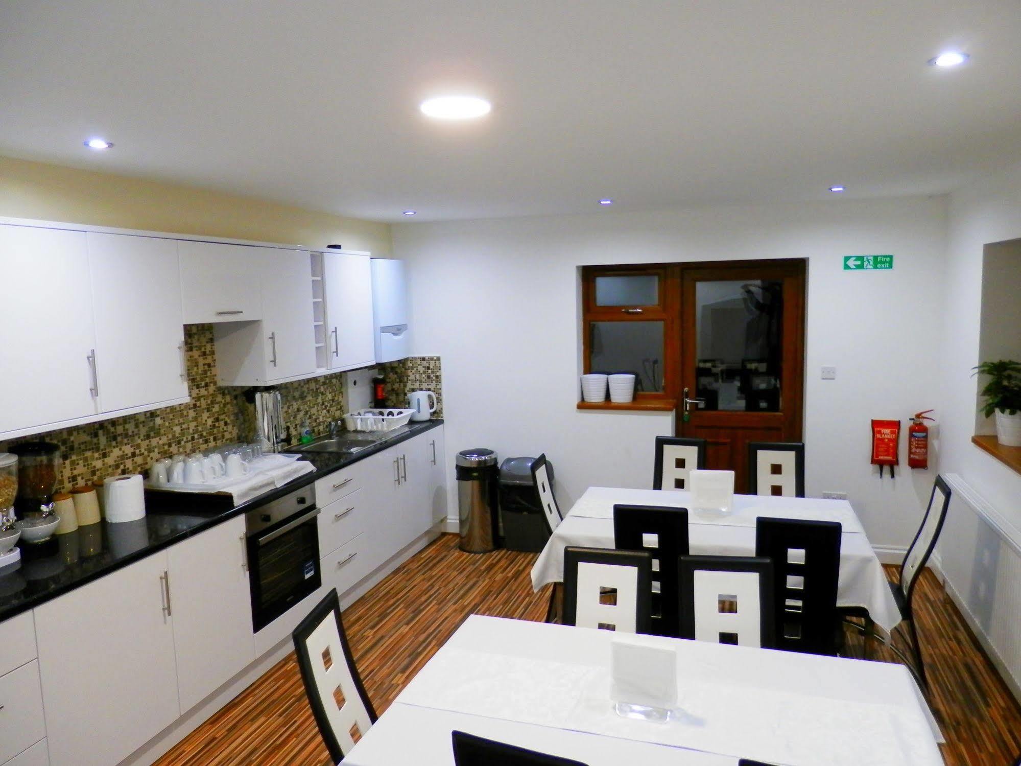 Bed and Breakfast Heathrow Travellers Hub Hounslow Esterno foto