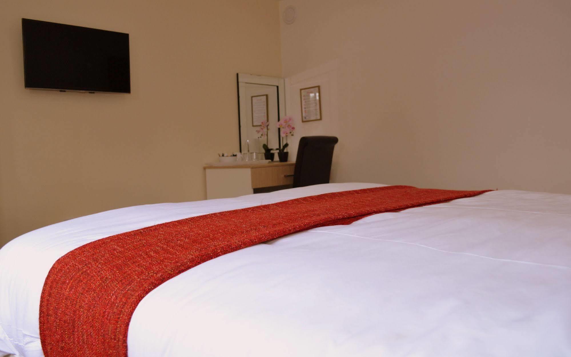 Bed and Breakfast Heathrow Travellers Hub Hounslow Esterno foto