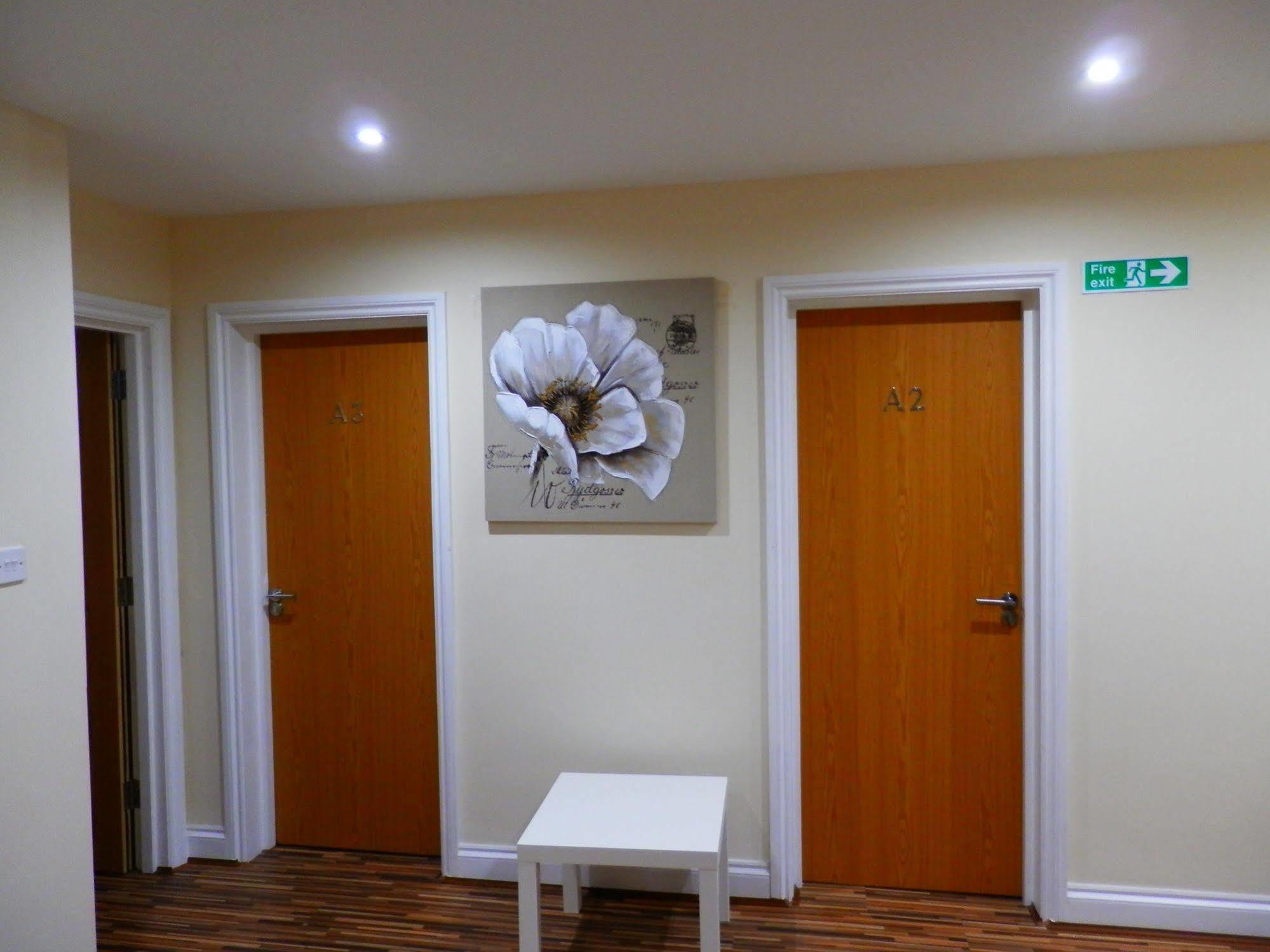 Bed and Breakfast Heathrow Travellers Hub Hounslow Esterno foto