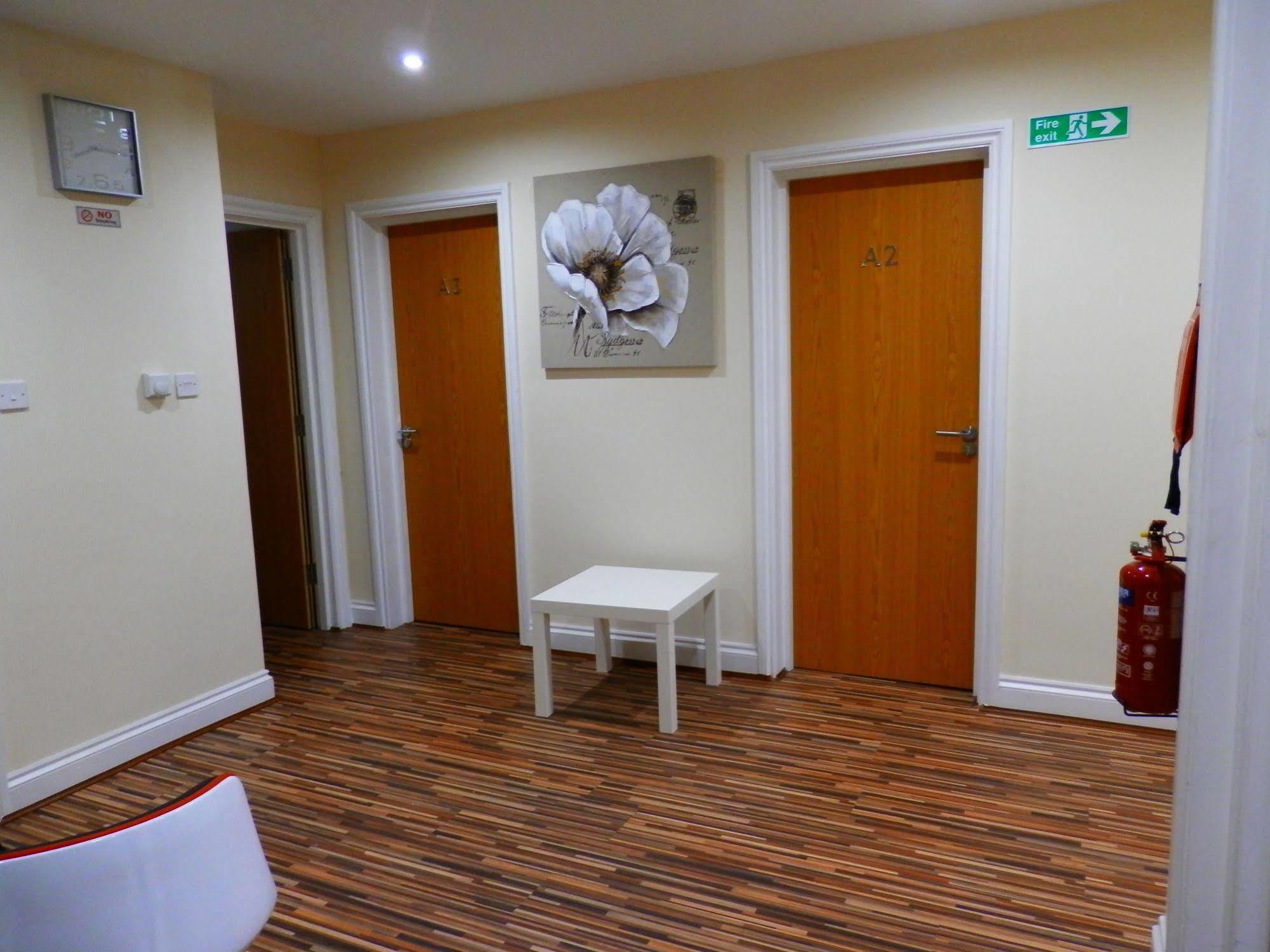Bed and Breakfast Heathrow Travellers Hub Hounslow Esterno foto